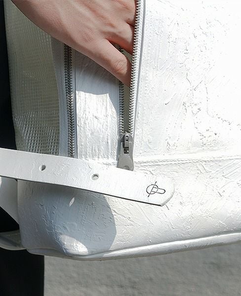 KAGARI YUSUKE.スクエアリュック[w18-05-wh/防炎]