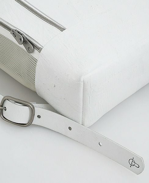 KAGARI YUSUKE.スクエアリュック[w18-05-wh/防炎]