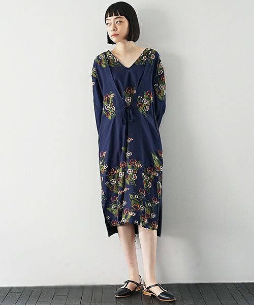 JUN OKAMOTO.祖母がよく描いてくれたガーベラのワンピース[RO-33203/NAVY]