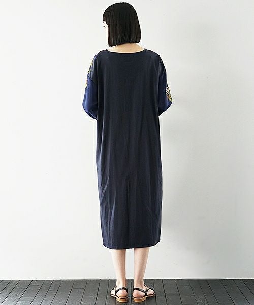 JUN OKAMOTO.祖母がよく描いてくれたガーベラのワンピース[RO-33203/NAVY]