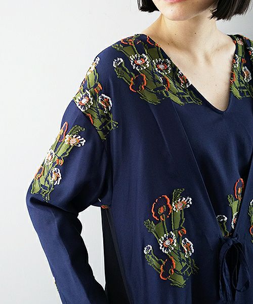 JUN OKAMOTO.祖母がよく描いてくれたガーベラのワンピース[RO-33203/NAVY]