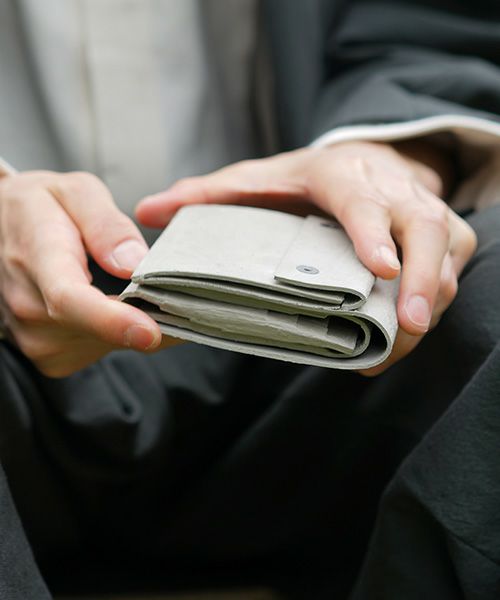 KAGARI YUSUKE.カガリユウスケ.三つ折り財布[mw-12 gr]