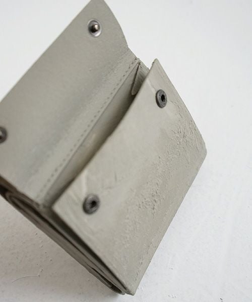 KAGARI YUSUKE.カガリユウスケ.三つ折り財布[mw-12 gr]