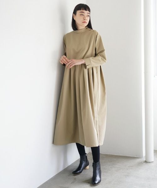 Mochi.モチ.hight neck tuck dress [khaki beige]
