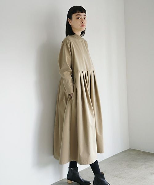 Mochi.モチ.hight neck tuck dress [khaki beige]