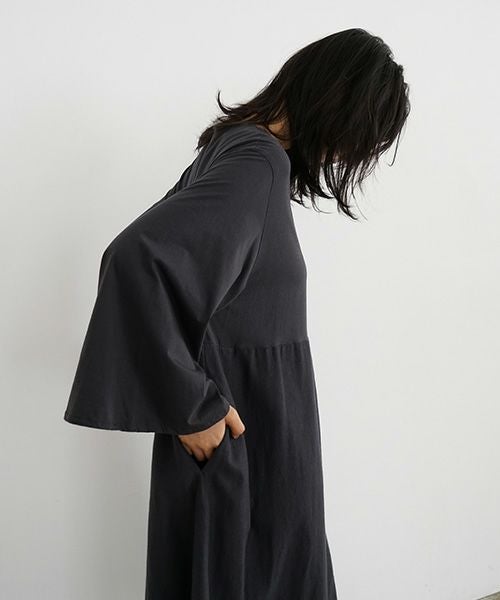 Mochi / home&miles.モチ / ホーム＆マイルズ.flare sleeve one piece [sumi]