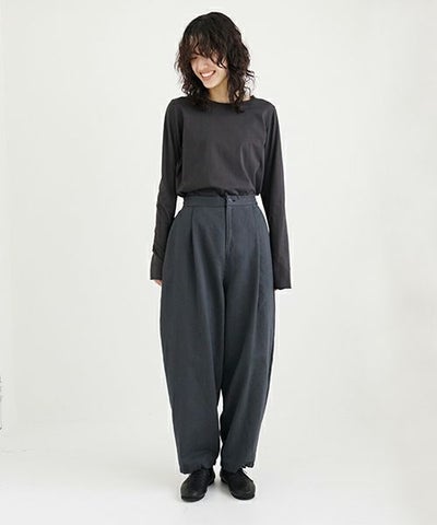 Mochi / home&miles.モチ / ホーム＆マイルズ.volume tuck pants [sumi]