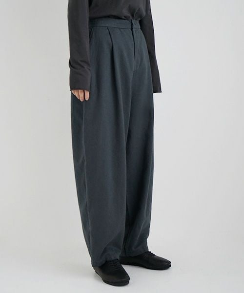 Mochi / home&miles.モチ / ホーム＆マイルズ.volume tuck pants [sumi]