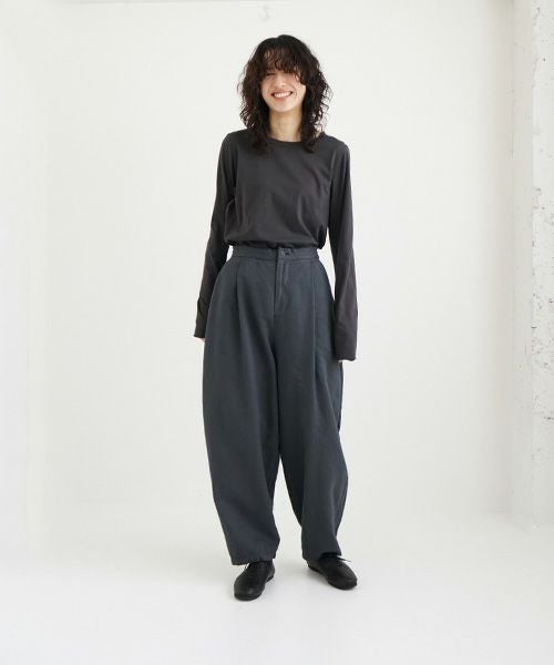 Mochi / home&miles.モチ / ホーム＆マイルズ.volume tuck pants [sumi]