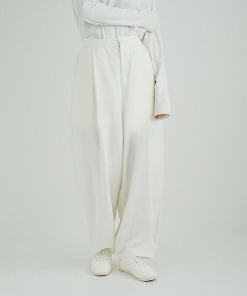 Mochi / home&miles.モチ / ホーム＆マイルズ.volume tuck pants [off white]