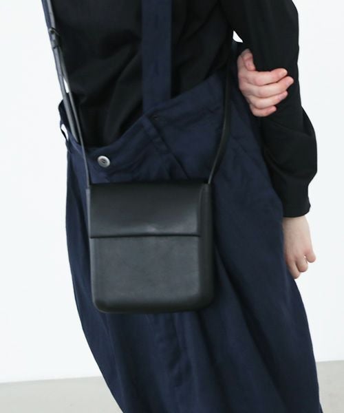 EDROBERTJUDSON.エドロバートジャドソン.molded pouch[ARC_B01Q BG-187/ 05.black]