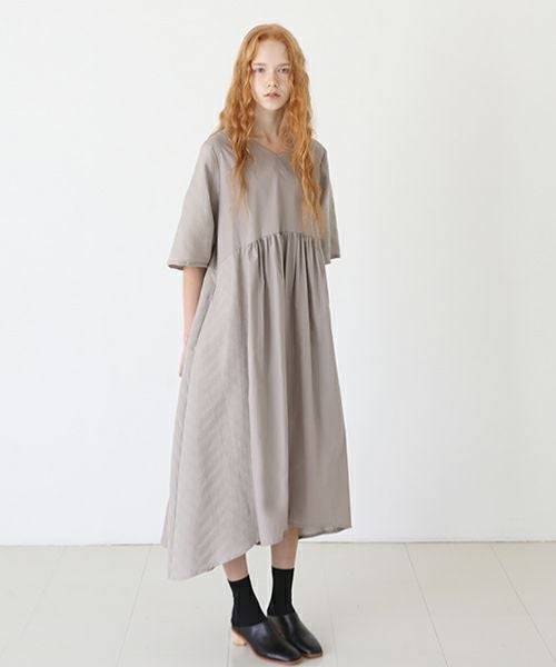 Mochi.モチ.Jacquard dress [greige]