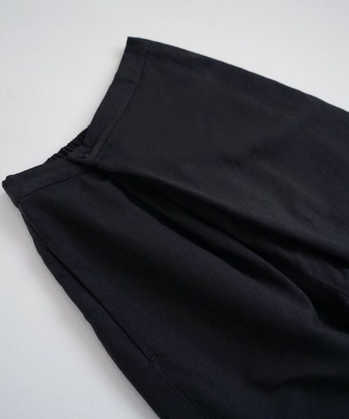 Mochi.モチ.asymmetry wide pants [sumi]