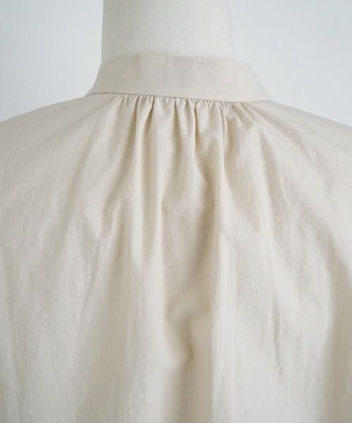 Mochi.モチ.gather blouse [ecru/sa]