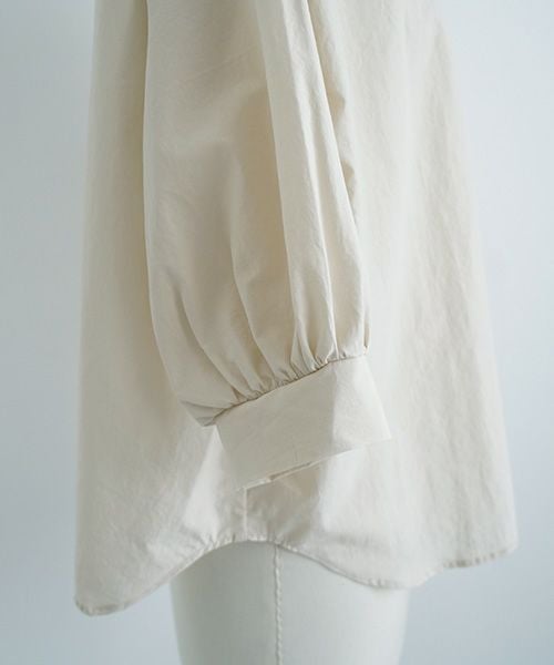 Mochi.モチ.gather blouse [ecru/sa]