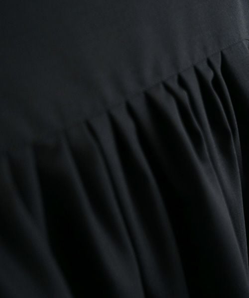 Mochi.モチ.fly front tuck blouse [black]