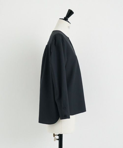 Mochi.モチ.fly front tuck blouse [dark moss grey]