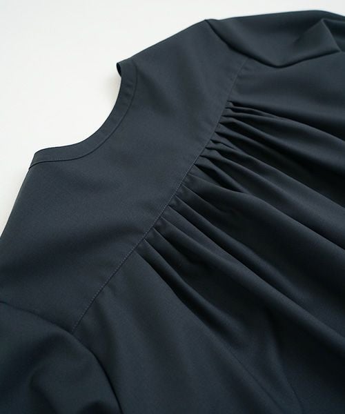 Mochi モチ Mochi公式 Mochi通販 Mochi服 Mochiツイッター Mochiインスタ fly front tuck blouse [dark moss grey]