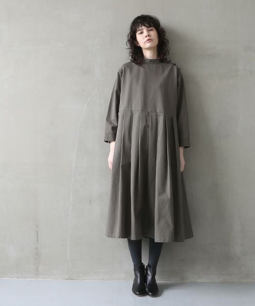 Mochi.モチ.hight neck tuck dress [dark moss green]