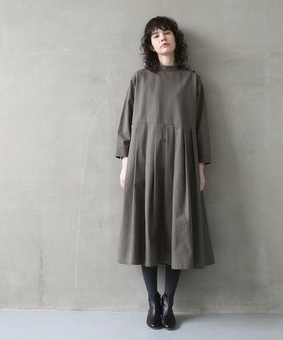 Mochi.モチ.hight neck tuck dress [dark moss green]