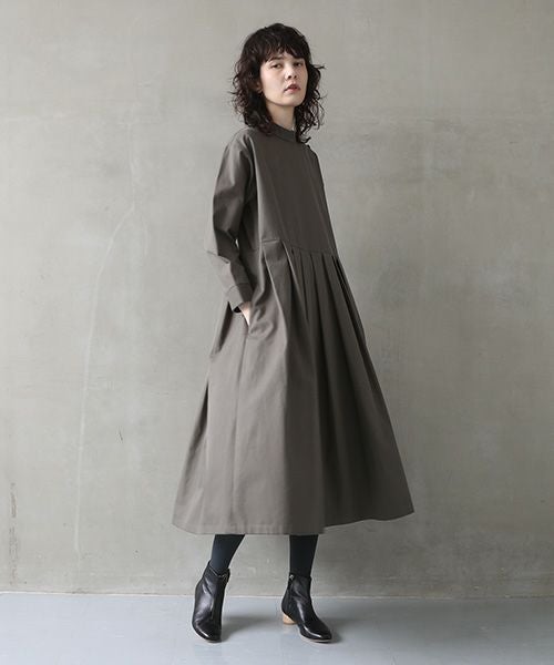 Mochi.モチ.hight neck tuck dress [dark moss green]