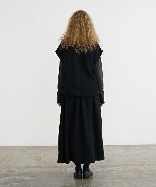 Mochi / home&miles.モチ / ホーム＆マイルズ.v-neck vest [black]