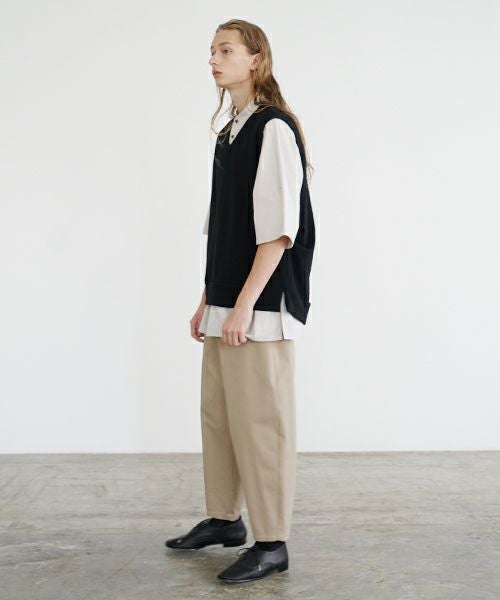 VU ヴウ v vest  [BLACK］Vネックベスト vu-s24-t02