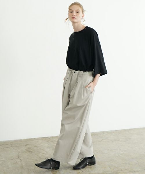 未使用級　フォクシーニューヨーク　クロップドワイドパンツ　ストレッチ　42 FOXEY NEWYORK（フォクシーニューヨーク）クロップドパンツ 黒 サイズ