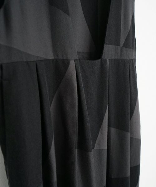 Mochi モチ geometric jumper tuck skirt [ms23-op-03/charcoal×black] 幾何学柄ジャンプタックスカート