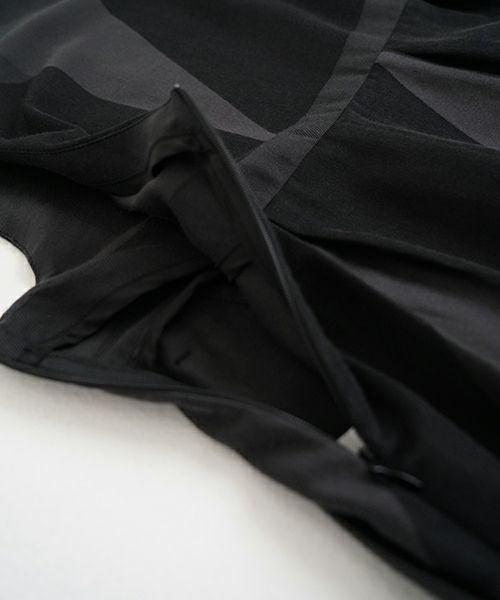 Mochi モチ geometric jumper tuck skirt [ms23-op-03/charcoal×black] 幾何学柄ジャンプタックスカート