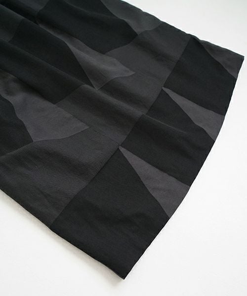 Mochi モチ geometric jumper tuck skirt [ms23-op-03/charcoal×black] 幾何学柄ジャンプタックスカート