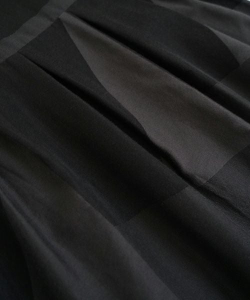 Mochi モチ geometric jumper tuck skirt [ms23-op-03/charcoal×black] 幾何学柄ジャンプタックスカート