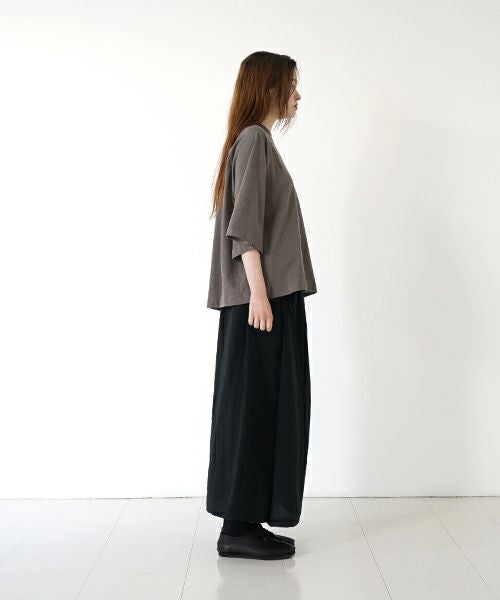 Mochi モチ tuck t-shirt [ms22-to-02/greige] タックTシャツ