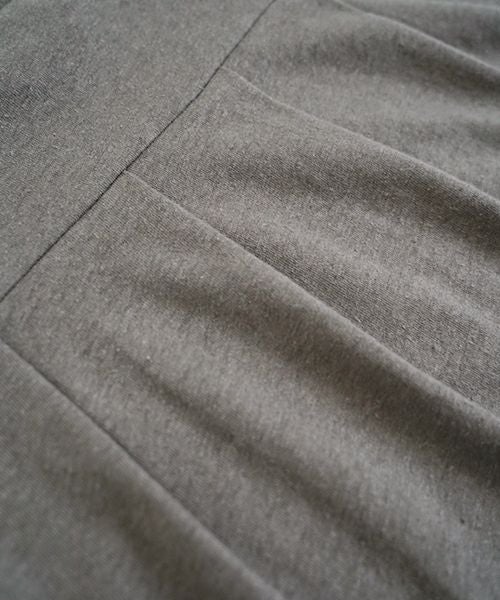 Mochi モチ tuck t-shirt [ms22-to-02/greige] タックTシャツ