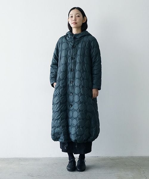 Mochi モチ quilted food coat[ma9-co-01/graphite] キルトフードコート