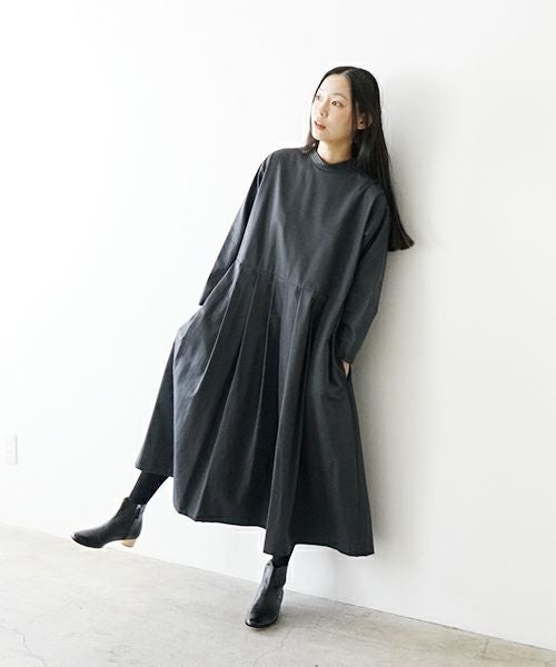 Mochi モチ hight neck tuck dress[ma20-op-01/graphite] ハイネック