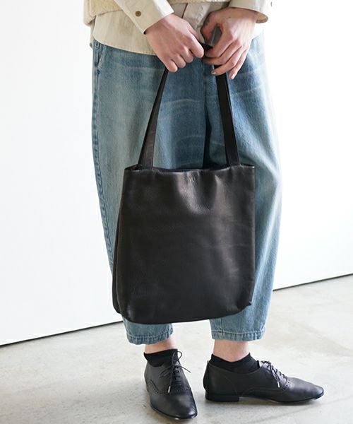 VUm PRODUCT B16 shoulder tote deer leather / black