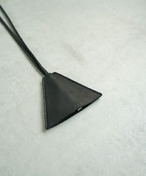 VUm PRODUCT B17T triangle neck key holder deer leather / black