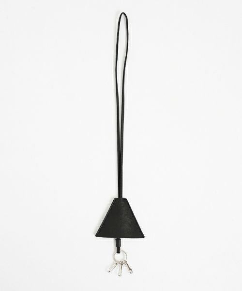 VUm PRODUCT B17T triangle neck key holder deer leather / black