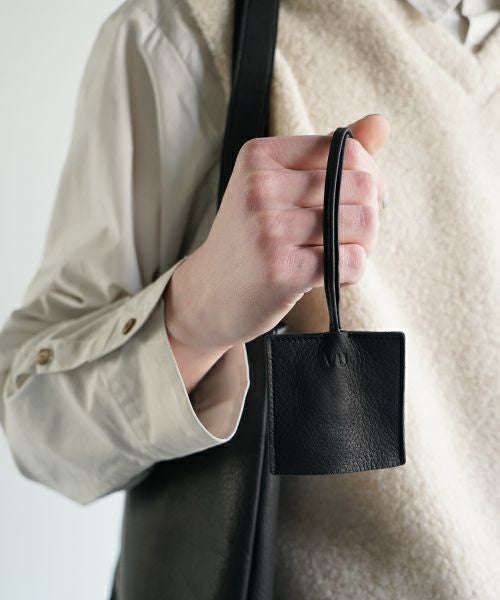 VUm PRODUCT B17S square neck key holder deer leather / black
