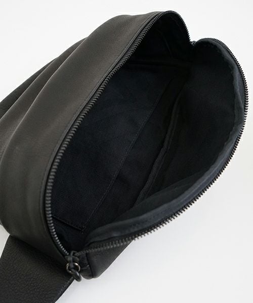 美品　牛革製　エンボス加工レザー ボディバッグ 黒 軽量エンボスレザー ボディーバッグ - バッグアトリエA-LOOK