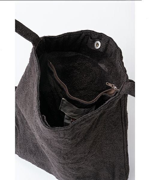 YOKO SAKAMOTOヨーコサカモトRESEARCHER BAG MEDIUM[SUMI INK/YS-RE-BAG-M] ショルダーバッグ