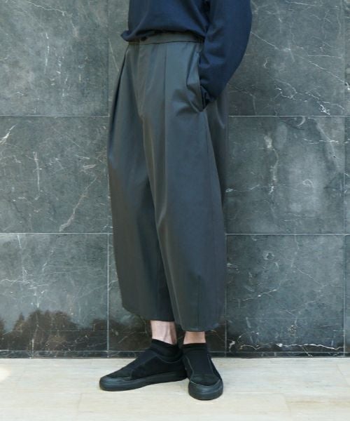 VUm ヴウエム tuck wide cropped pants finx cotton [GRAPHITE] vu-pnt-012