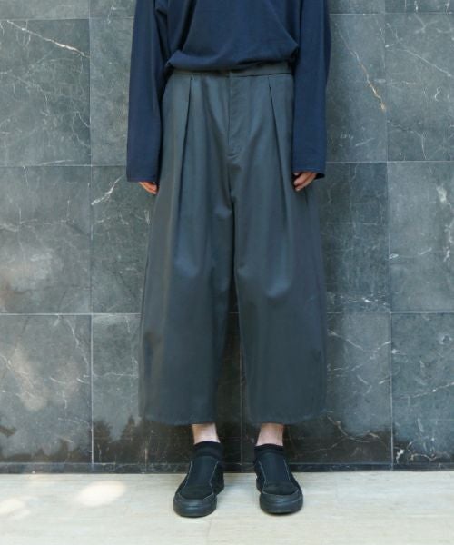 VUm ヴウエム tuck wide cropped pants finx cotton [GRAPHITE] vu-pnt-012