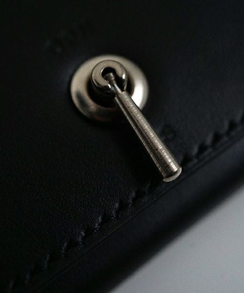 ED ROBERT JUDSON SWITCH トライフォールドウォレット（ブラック）のスイッチ部分