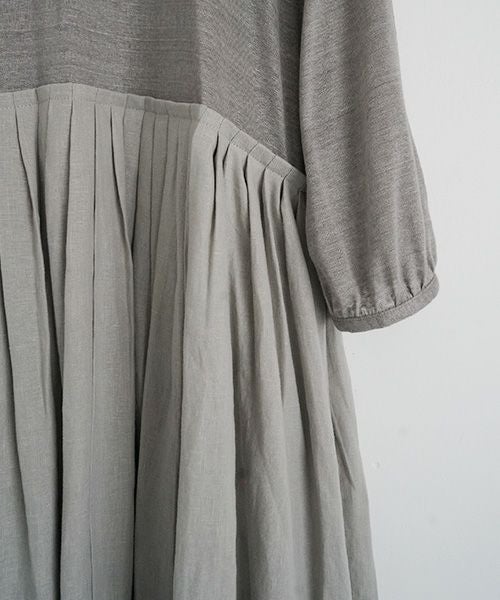 Mochi / モチ<br>panel tuck dress [frosty gray]<br>ms22-op-05
