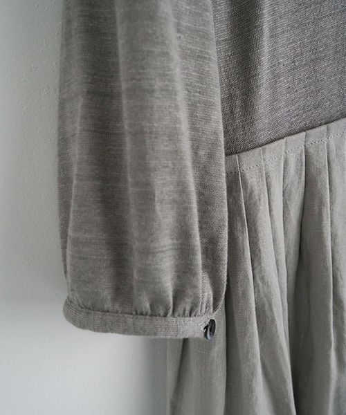 Mochi / モチ<br>panel tuck dress [frosty gray]<br>ms22-op-05