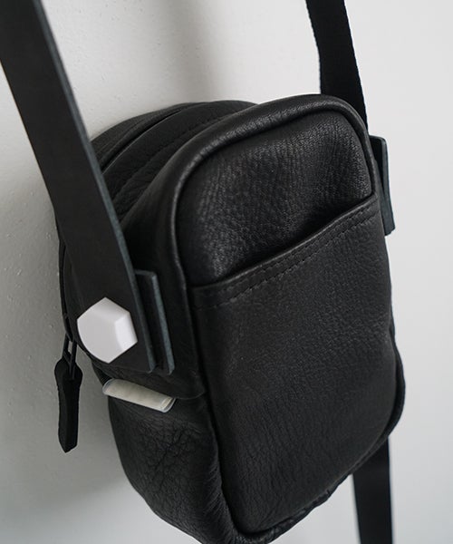 macromauro BOX BAG S black｜ディアレザー撥水ミニショルダーバッグ