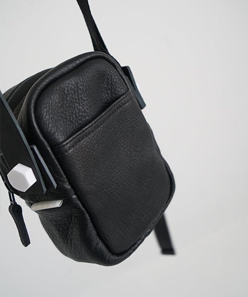 macromauro BOX BAG S black｜ディアレザー撥水ミニショルダーバッグ