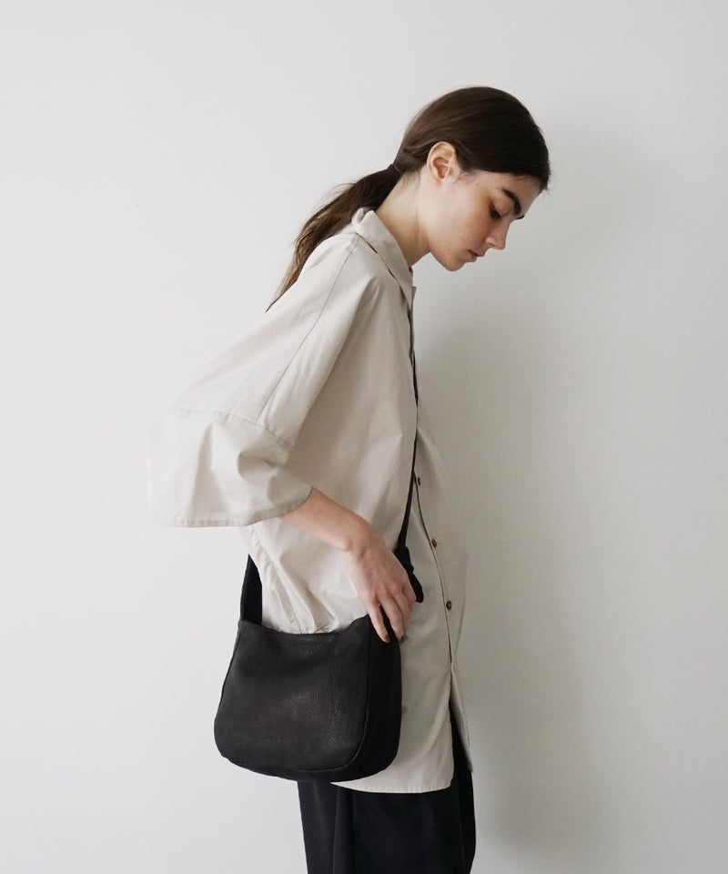 VUm PRODUCT B22 mini sash bag deer leather / black
